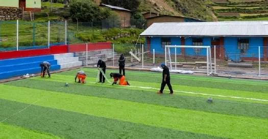 Campo deportivo con grass sintético